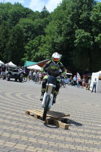 Pokaz zręcznościowy na motorze crossowym